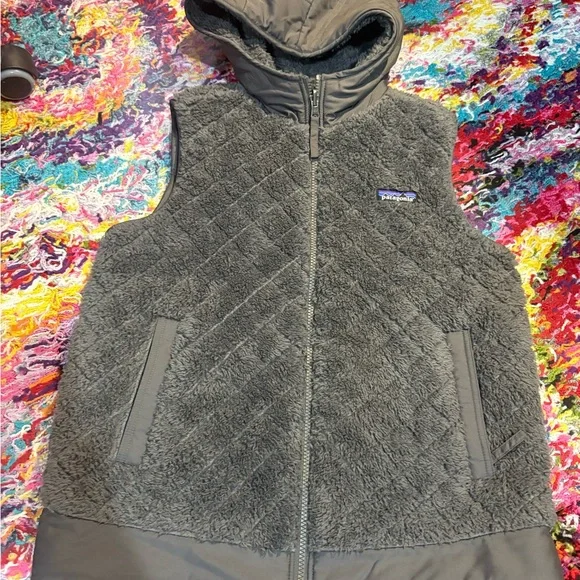 Patagonia Charcoal Quilted Fuzzy Los Gatos Vest w/ Hood - Picture 2 of 5